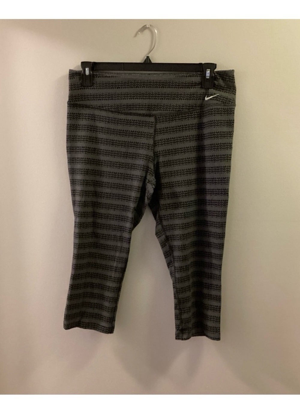 Nike Dri-FIT Cropped Leggings Size XL Black Gray Patterned Athletic Capri Pants - Picture 6 of 12